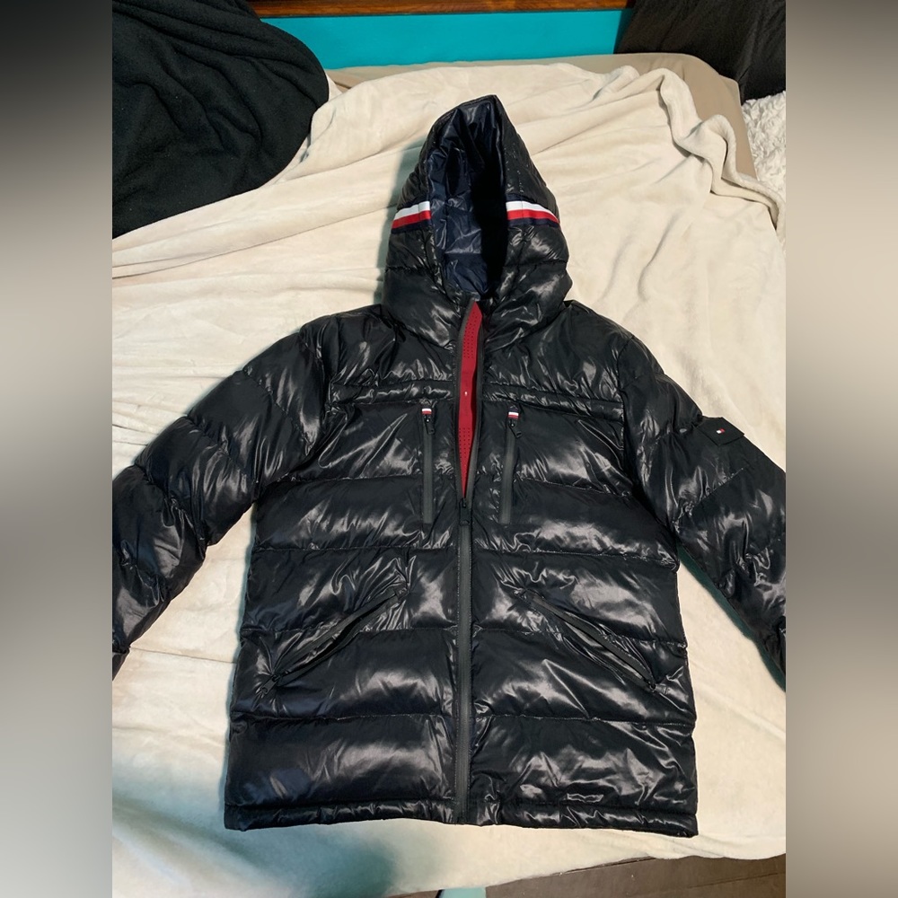 Tommy Hilfiger puffer jacket
warm like down
water and wind resistant shiny black